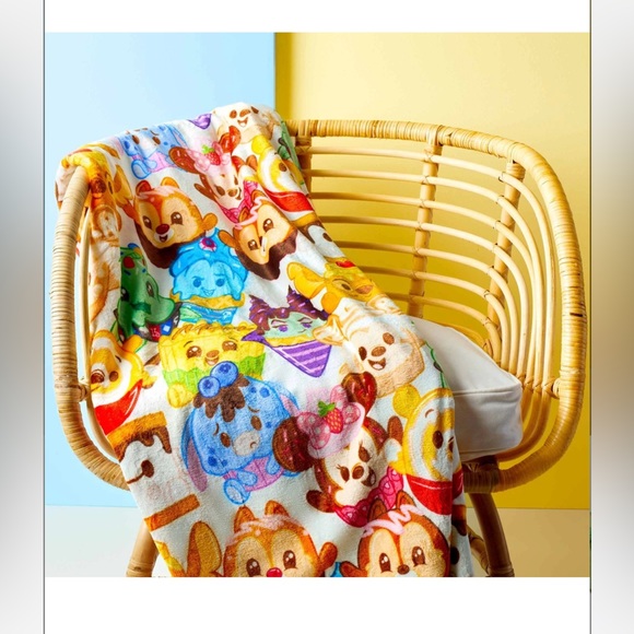 Disney Munchlings Pluto Snacks Eats Peanut Butter Cup Green Yellow Throw Blanket - Picture 1 of 10